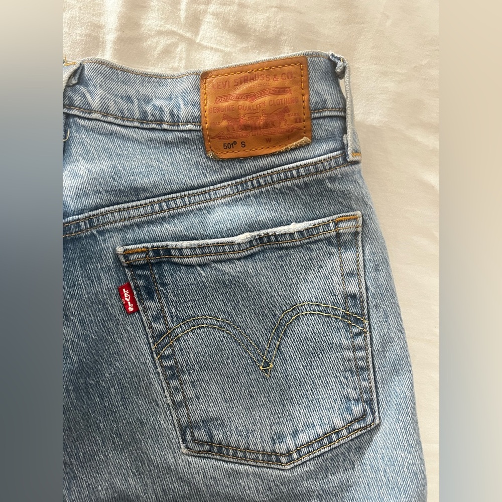 Light wash Levi’s W26